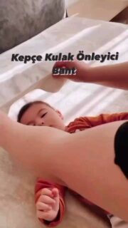 Bebek Kepçe Kulak Bandı

Sevgili anneler, bebeklerimizin ilk ayları heyecan ve sevinç dolu geçerken, onların sağlığı ve gelişimi sizin için her şeyden önemli.

Bebeklerin kulak yapısının hızlı bir şekilde geliştiği ilk aylarda, bu ürünle düzenli kullanım sağlayarak kulak şeklinin daha düzgün ve doğal görünmesine yardımcı olabilirsiniz.

Unutmayın, bebeklik dönemi hızla geçiyor, bu süreçte, bebeğinizin sağlığını olumsuz etkileyebilecek durumlardan korunması da oldukça önemlidir.

Bebeklerde doğuştan gelen kepçe kulak durumu , bazen dikkat çekebilir genellikle 3 ayında gözle görülür fark edilebilir.

Bebeğinizin henüz kıkırdak halinde olan kulaklarının kıvrılıp yanlış şekillenmesini engellemeye yardımcı olacaktır.

Kulak hizasında bulunan tabaka kulağın doğru şekilde durmasını sağlar.

Cırtları sayesinde bebeğinizin kafa yapısına göre boyutunu ayarlayabilirsiniz.

%100 Pamuklu Kumaş ve Makinada 30 Derecede yıkanabilir.

Bebeklerin kulak kıkırdakları oldukça yumuşaktır ve kolay şekil alabilir.

1 yaşına kadar düzenli olarak kullanmanız önerilir

#kepçekulak #kepcekulakbandı #bebekkepcekulakönleyici #bebekkepçekulakbandı
#bebekkepçekulak #kepçekulakönleyici #bebekvideolari #bebekgelişimi